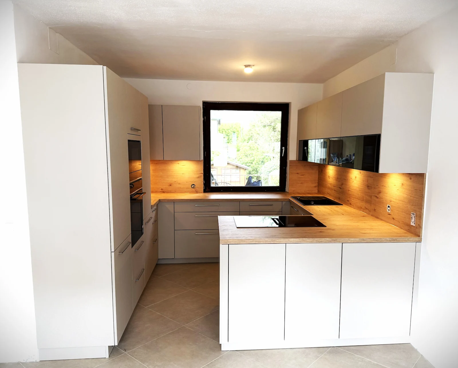 Elegante Küche mit modernen Fronten