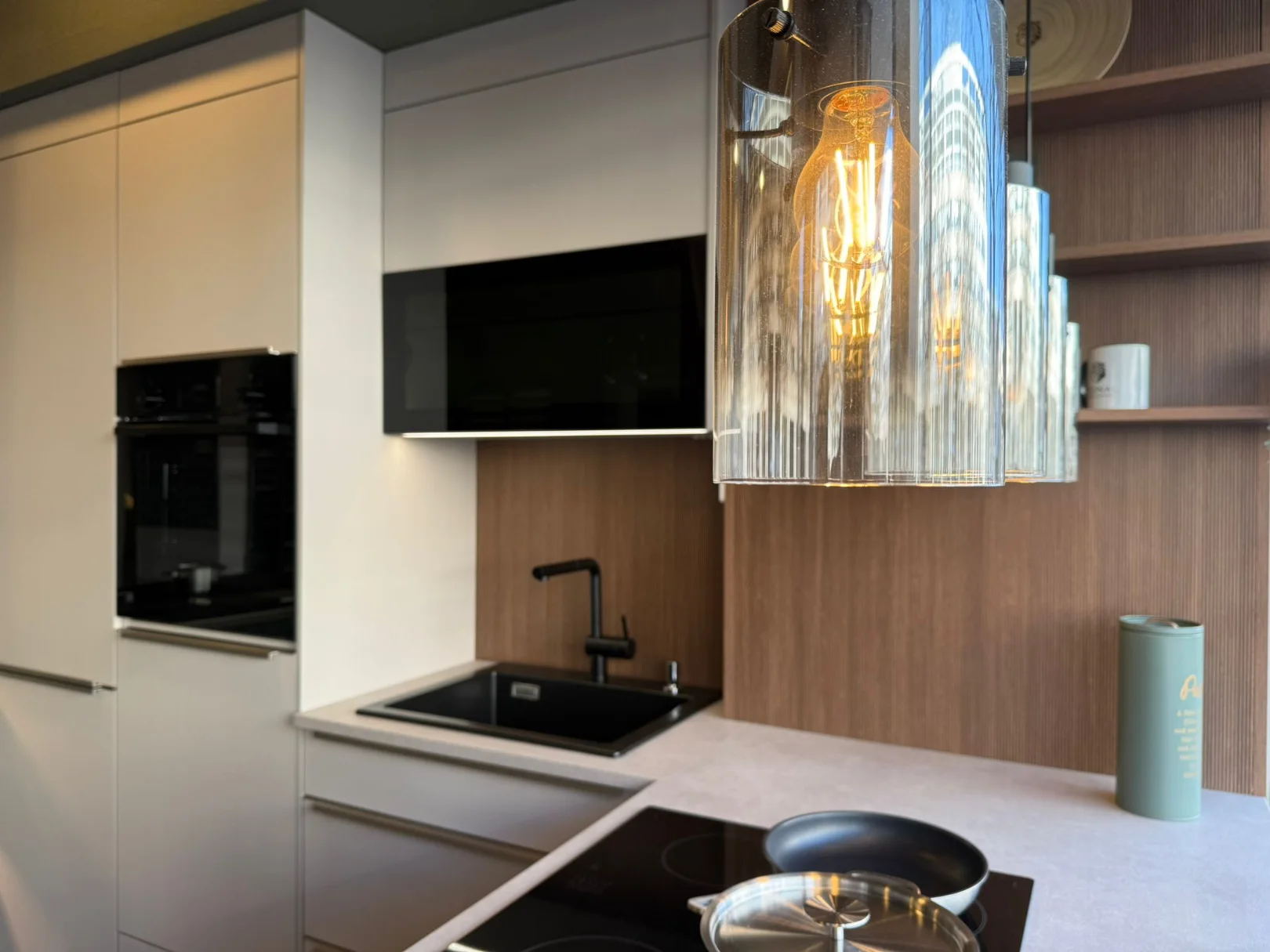 Maßgefertigte Küche mit klaren Linien