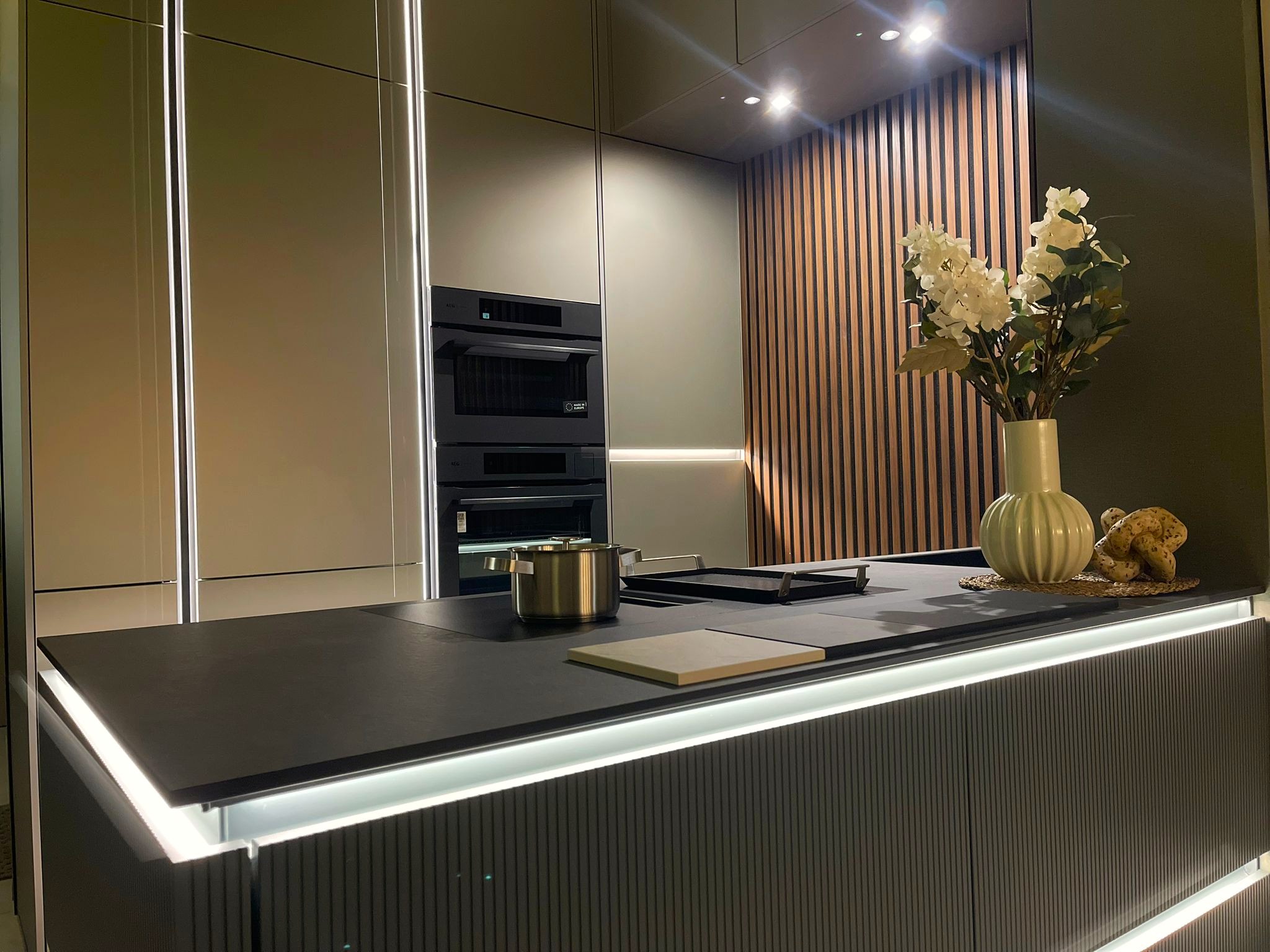 Küchenprojekt mit eleganter Arbeitsplatte