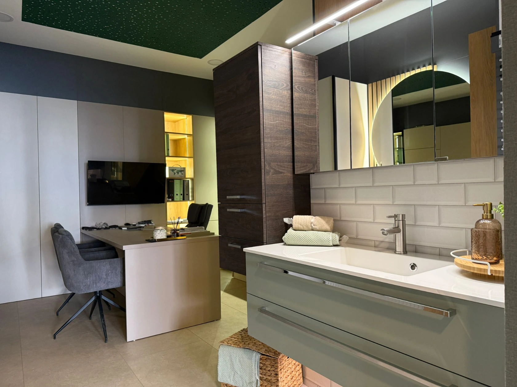 Moderne Einbauküche in stilvollem Design