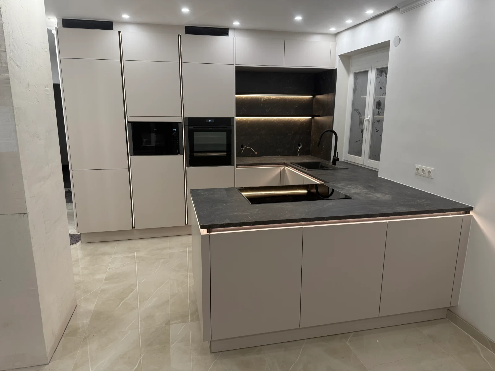 Küche nach Maß mit hochwertiger Ausführung