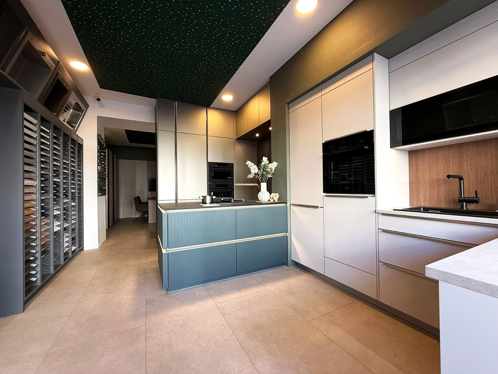 Moderne Ausstellungsküche im LEONAL Showroom in Wien