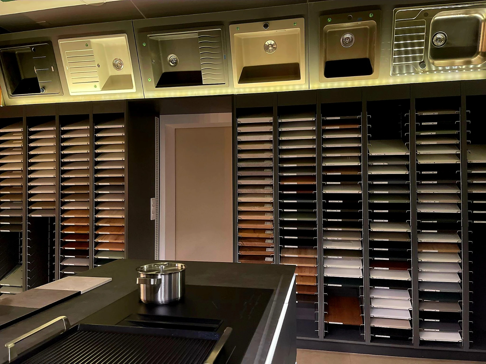 Küchenmöbel und Arbeitsflächen im Showroom von LEONAL in Wien