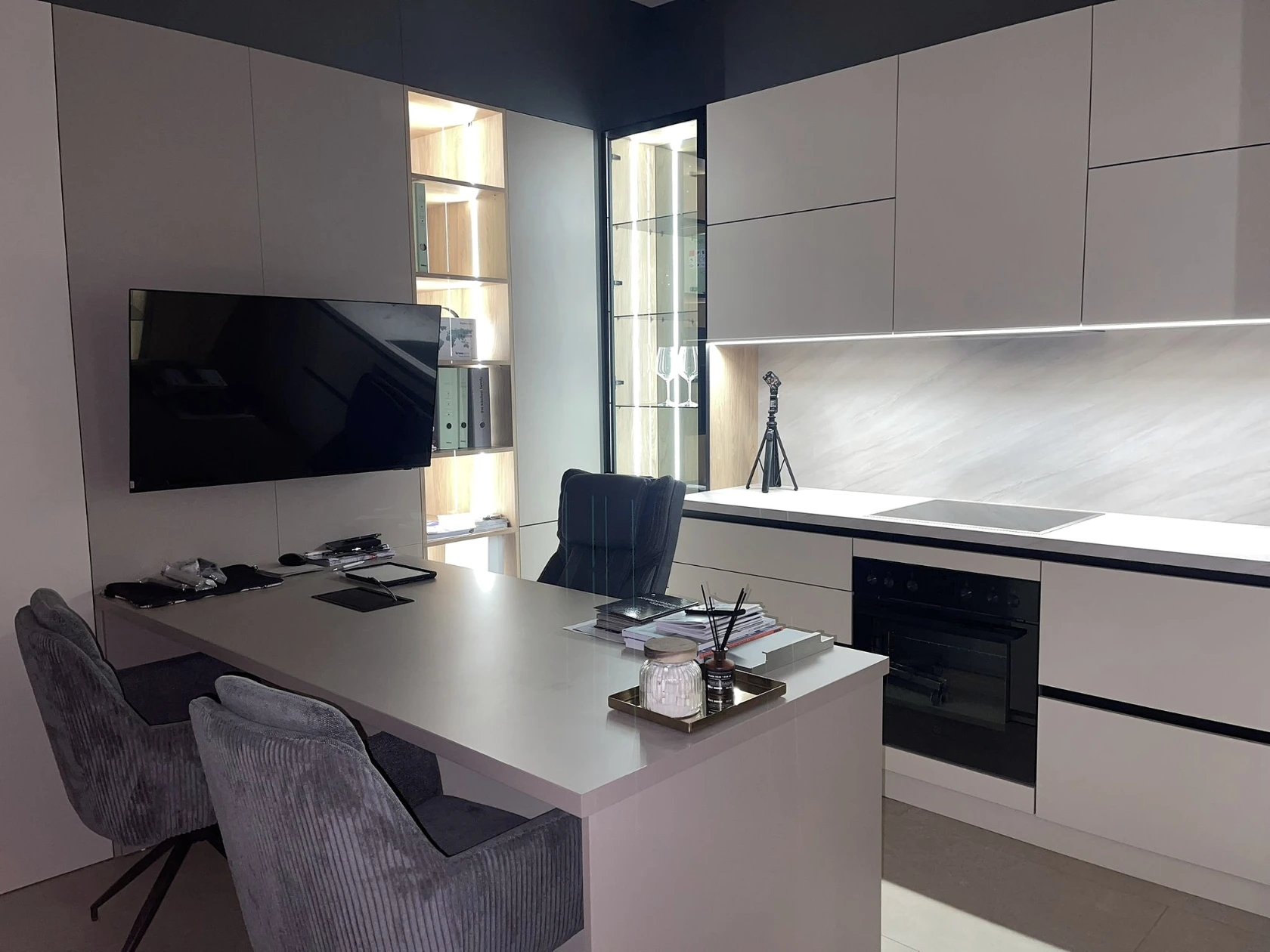 Ausstellungsküche mit modernen Materialien im LEONAL Showroom Wien